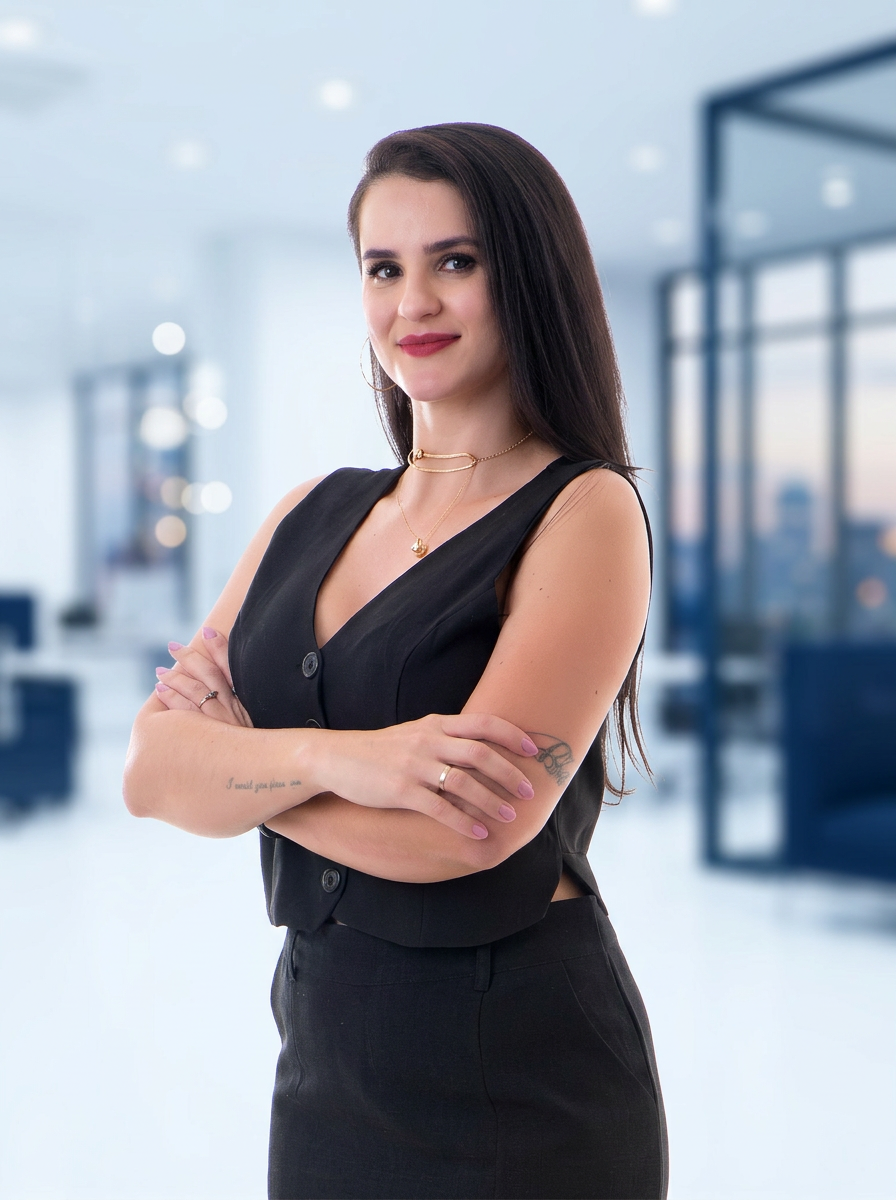 Claudine Ribeiro, sócia-contadora e especialista fiscal da Integralizzei, com postura confiante e braços cruzados em ambiente de escritório moderno